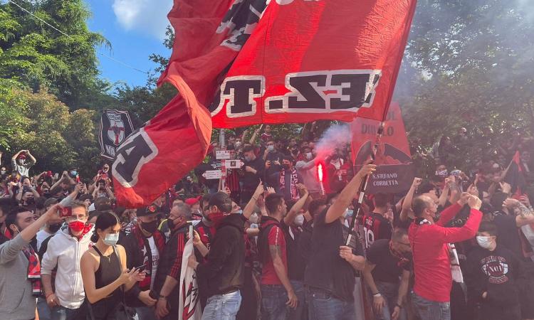 Milan, assembramenti e poche mascherine: i tifosi 'caricano' la squadra FOTO e VIDEO