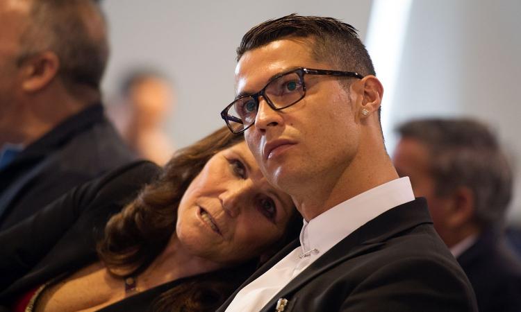 La mamma di Ronaldo fa tremare la Juve: 'Il prossimo anno tornerà allo Sporting, lo convincerò io!'