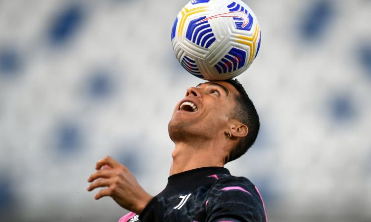 Ronaldo, trasloco di 7 supercar nella notte: spunta un VIDEO! I tifosi: 'Lascia la Juve?' 