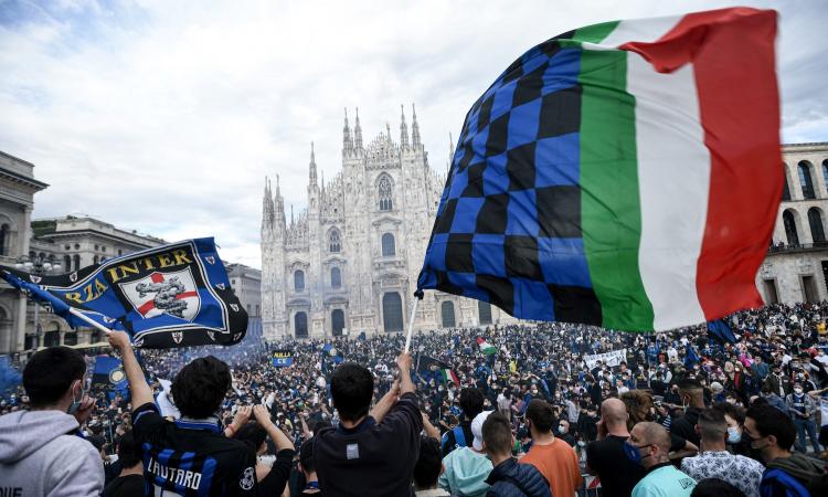 Inter, festa scudetto folle in Duomo: 'E le norme Covid? Sarà di nuovo zona rossa'
