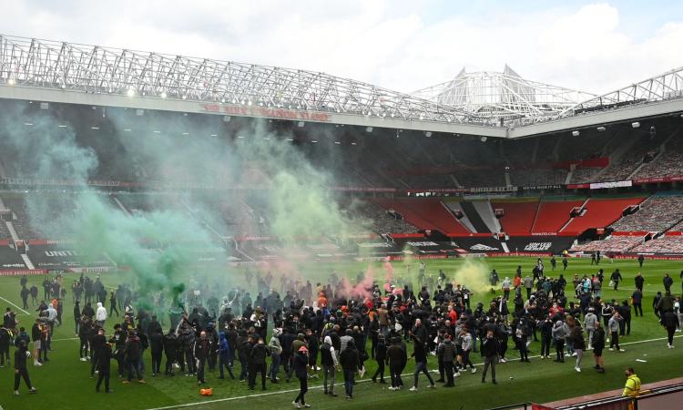 I tifosi del Man United invadono Old Trafford e bloccano la gara con il Liverpool
