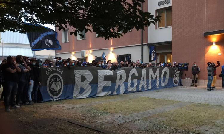 Vigilie a confronto: bagno di folla sotto l’hotel dell’Atalanta, clima di pace per la Juve