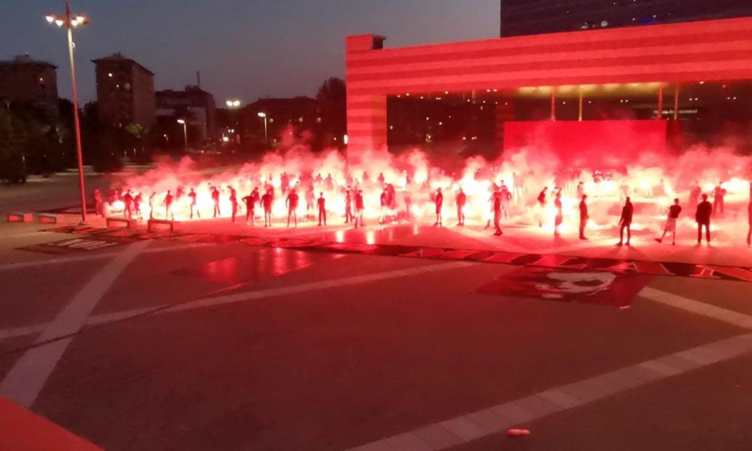 Striscione ultras Milan poco prima della Juve: 'Più forti delle ingiustizie'