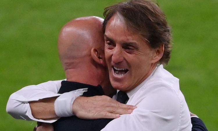 Italia, il momento più bello: l'abbraccio Mancini-Vialli!