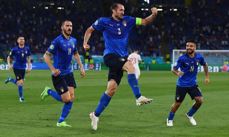 Italia-Spagna, il gesto di Chiellini al momento dell'inno