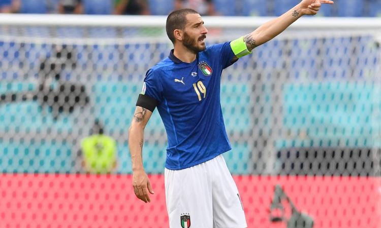 Bonucci in conferenza: 'Inginocchiarsi? Decidiamo stasera. Amato dagli altri? Anche l'odio mi ha aiutato'