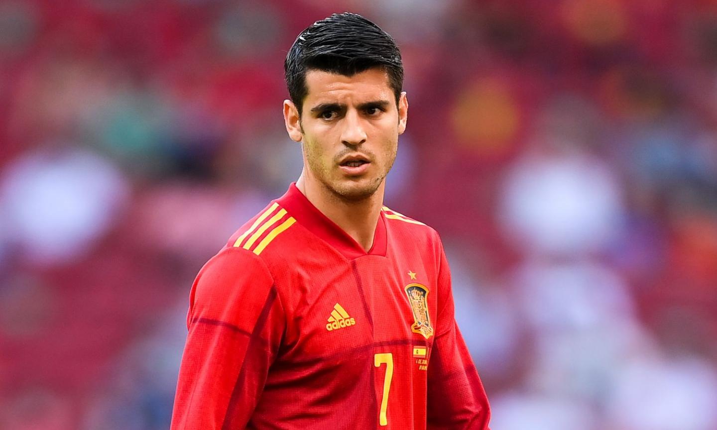 La Spagna splende, Morata no. Sbaglia un rigore ed esce al 66', i tifosi lo condannano: 'Sopravvalutato, Mayoral è più forte'