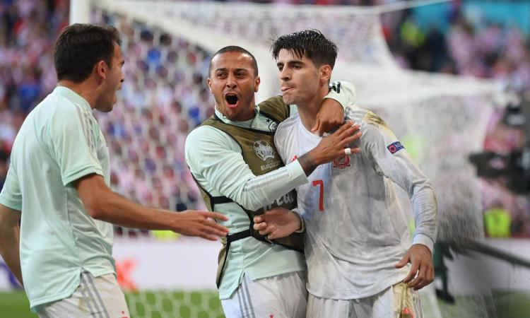 Morata, un calcio agli insulti: gol pazzesco per portare la Spagna ai quarti di Euro 2020