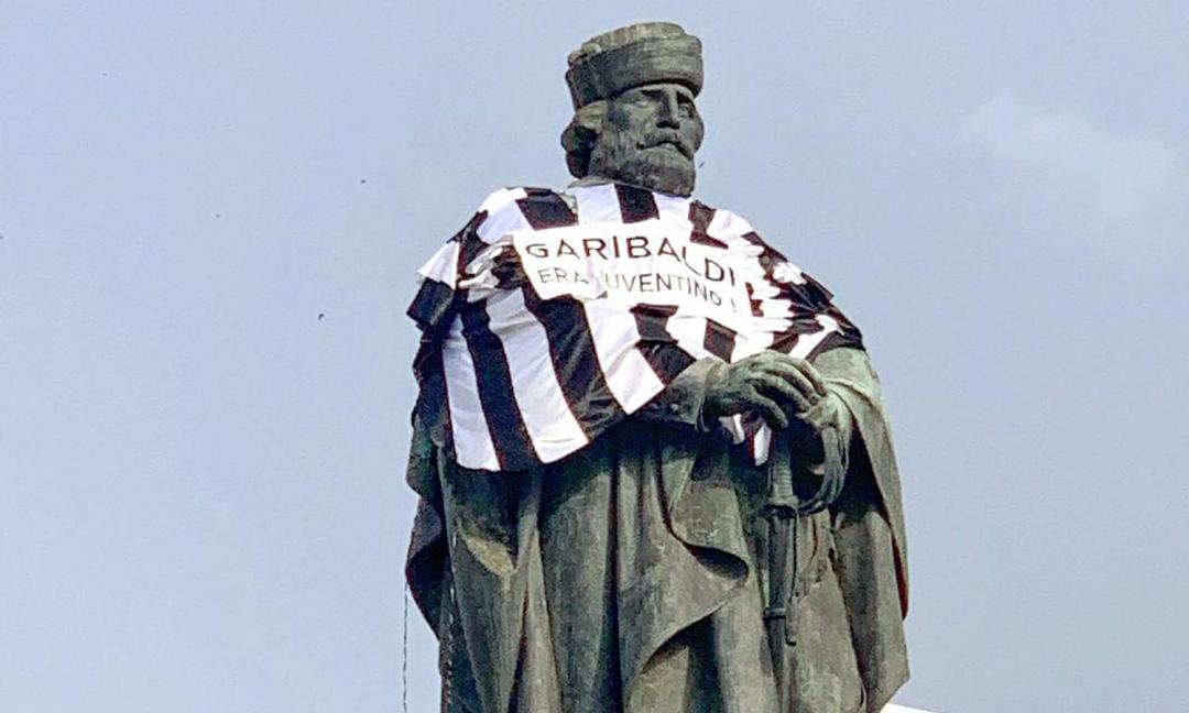 A Napoli 'Garibaldi era juventino': maglia bianconera sulla statua, il significato del gesto