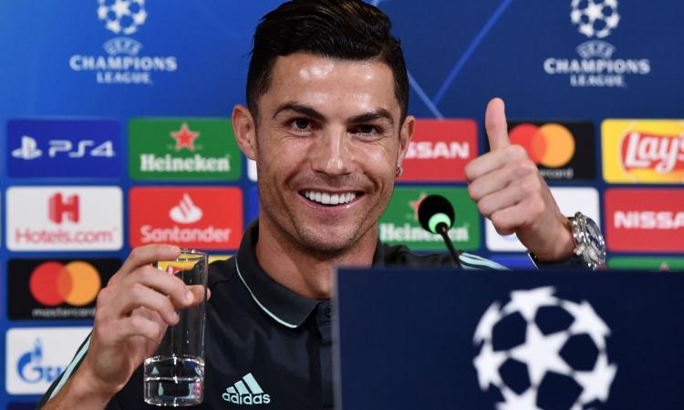 Ronaldo, siparietto con il fotografo: 'Sono meglio di te' VIDEO