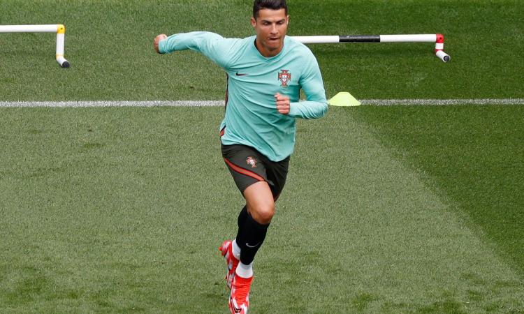 Coca-Cola in conferenza? La reazione di Ronaldo è tutta da ridere VIDEO