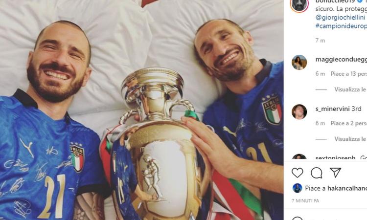 Bonucci e Chiellini esilaranti sui social: 'Noi mangiamo ancora pastasciutta... e voi?' FOTO