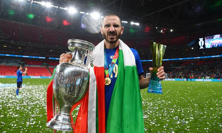 Bonucci e lo show con la birra in conferenza: 'Me la sono meritata' VIDEO