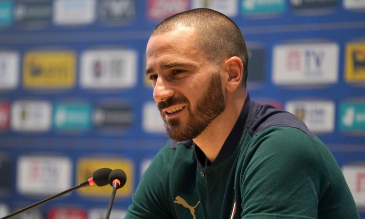 Bonucci: 'Sorridere al lavoro'. E risponde Evra: 'Lo so che ti manca...'