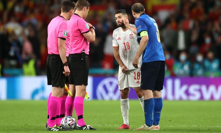 Chiellini e Jordi Alba, il siparietto prima dei rigori: cosa si sono detti VIDEO