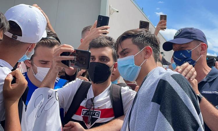 Bagno di folla per Dybala: sorrisi e selfie, ma il suo futuro è ancora in bilico FOTO e VIDEO
