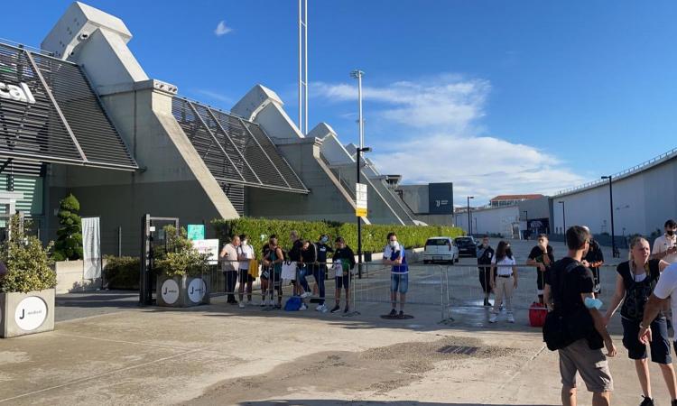 Juve, al via il raduno: visite mediche e test atletici, blitz di 4' per Allegri! Dybala e McKennie... FOTO E VIDEO