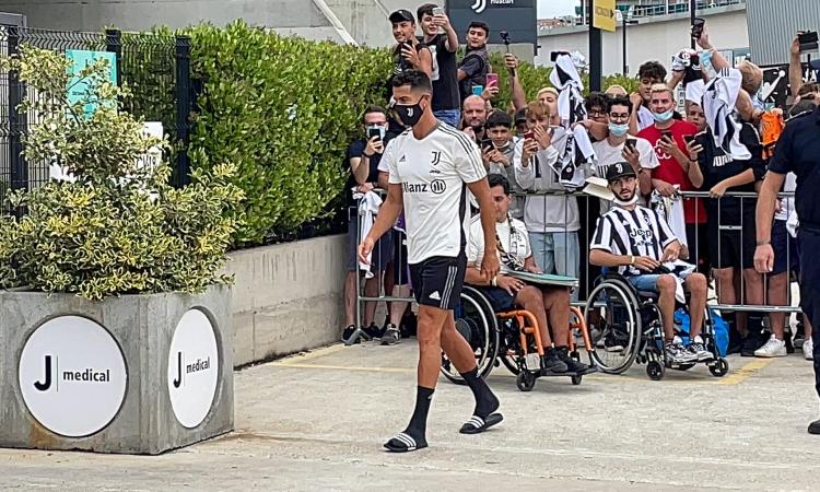 Juve, Ronaldo lascia il JMedical! Prima i selfie, ma all'uscita non si ferma e i tifosi... Arrivati anche De Ligt, Ramsey, Rabiot, Kulusevski e Bentancur: FOTO E VIDEO 