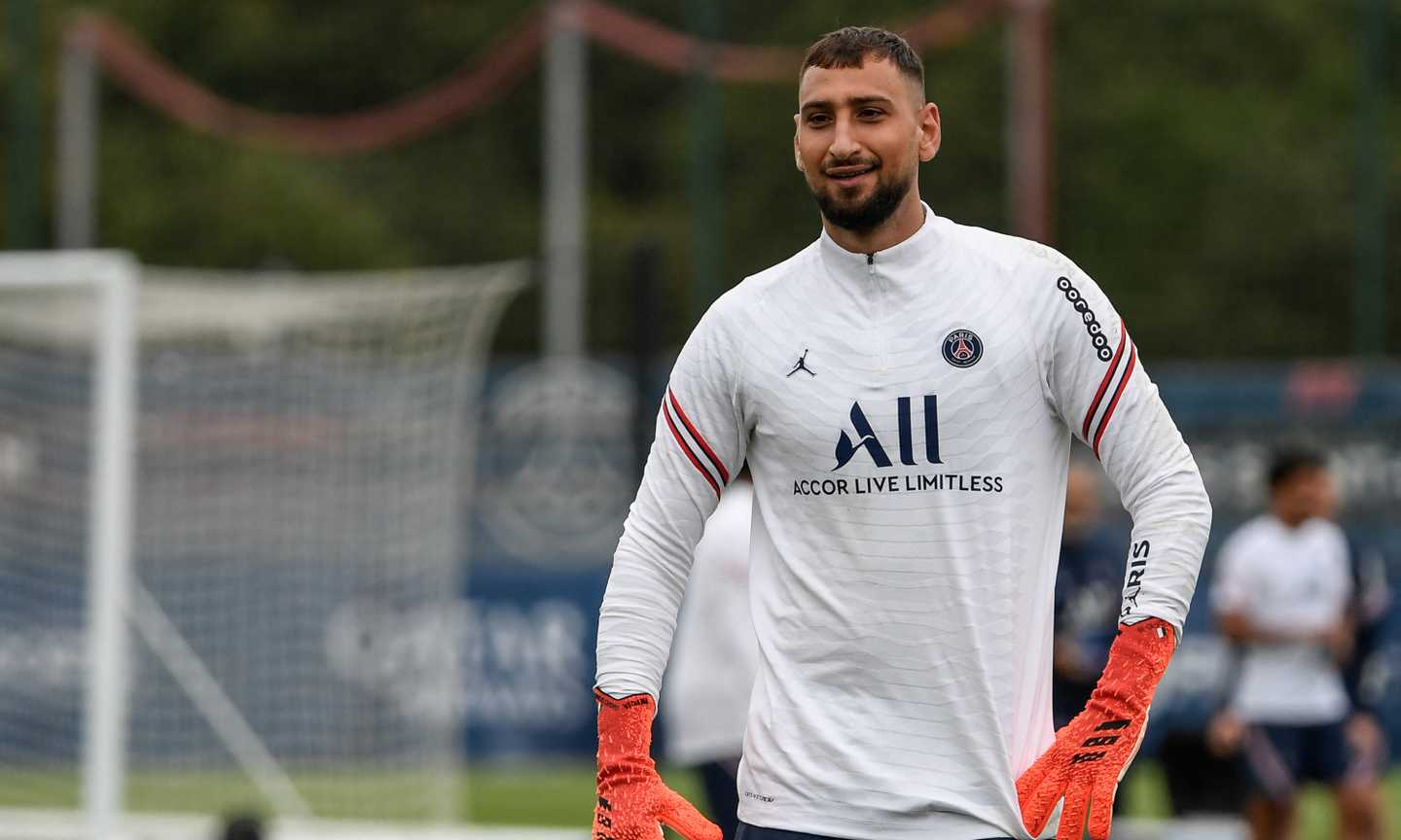 L'accoglienza dei tifosi bianconeri a Donnarumma: 'Figlio di ...'. Stesso trattamento per Rabiot