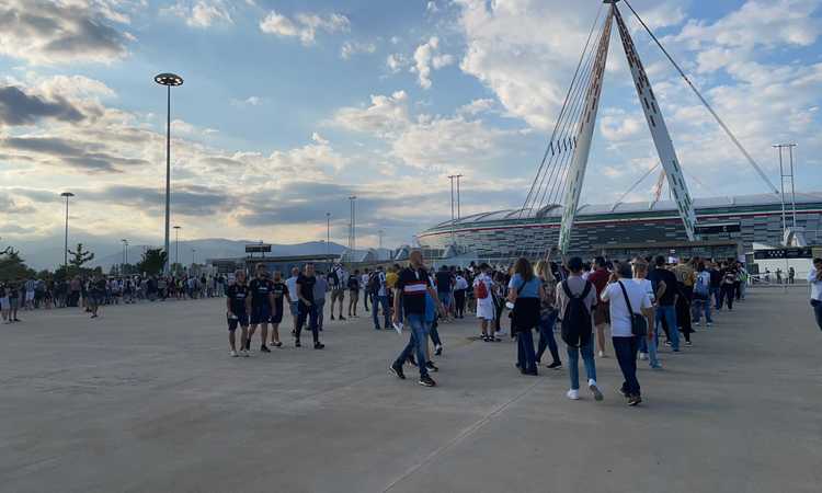 Verso Juve-Empoli: tifosi carichi fuori dallo stadio, arrivano i pullman FOTO e VIDEO