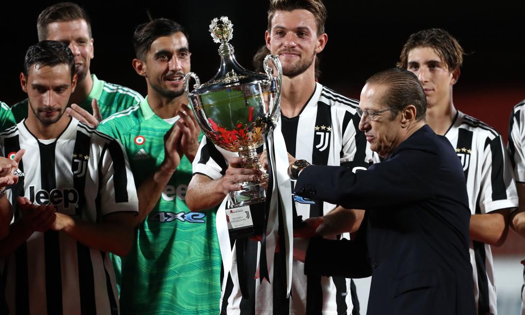 Il particolare del Trofeo Berlusconi scatena i tifosi Juve: 'Rugani, alzala capitano! Spiega a Bonucci...'