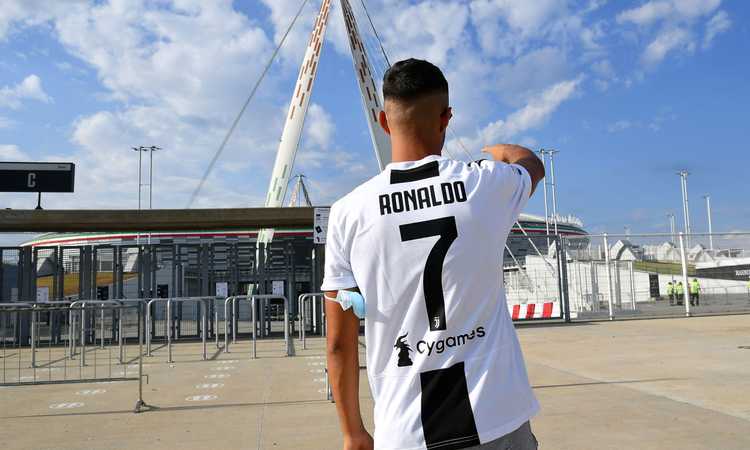 Ronaldo con la maglia della Juve! Ma è una statua di cera