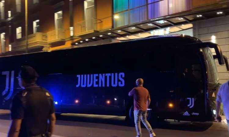 Napoli-Juventus, pre partita di fuoco. 'Portateli in galera', l'accoglienza al pullman