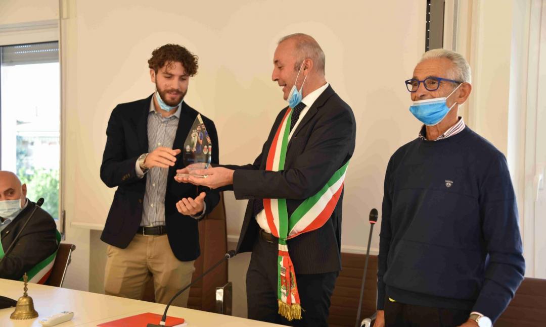 Juve, Locatelli premiato nella sua Galbiate e a Lecco: 'Esempio di sacrificio e motivazione'