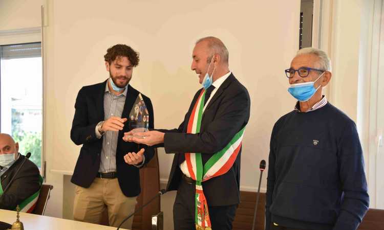 Juve, Locatelli premiato nella sua Galbiate e a Lecco: 'Esempio di sacrificio e motivazione'