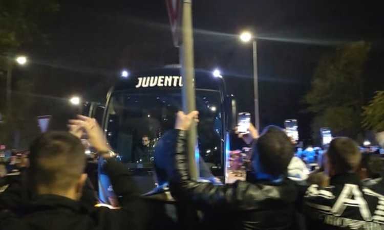 Fischi e insulti al pullman Juve. Dai tifosi Inter sfottò sullo scudetto: il VIDEO