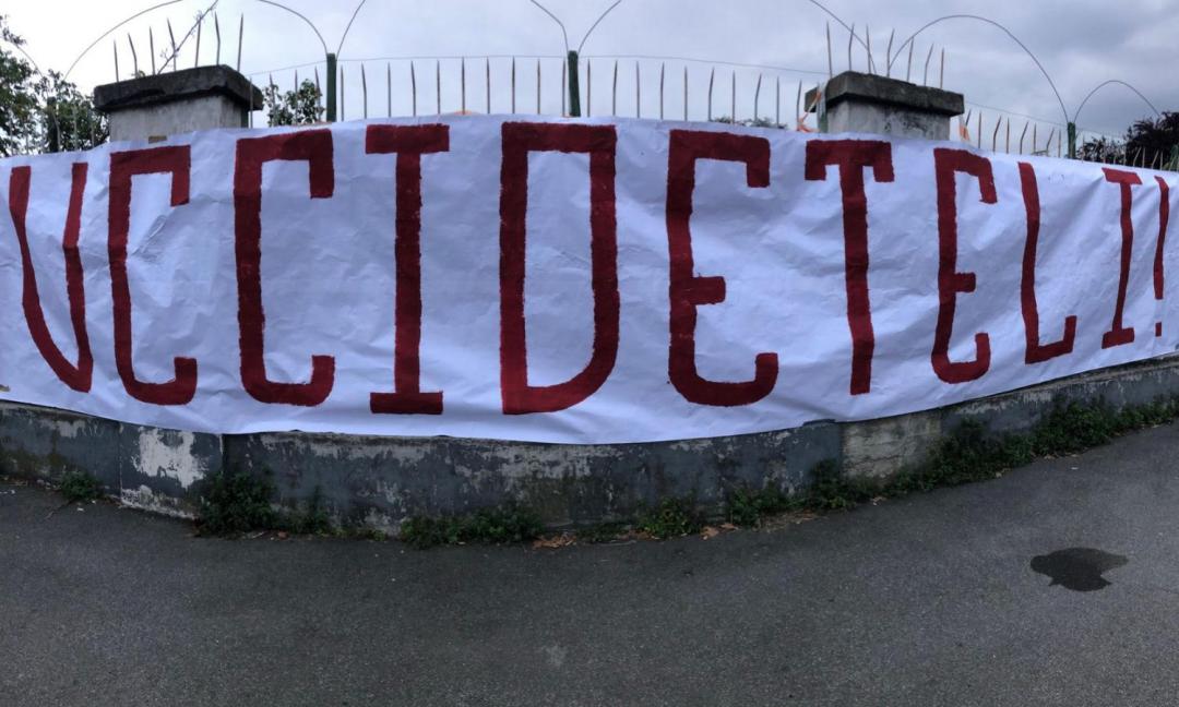 Torino, striscione dei tifosi prima del Derby: 'Uccideteli!'