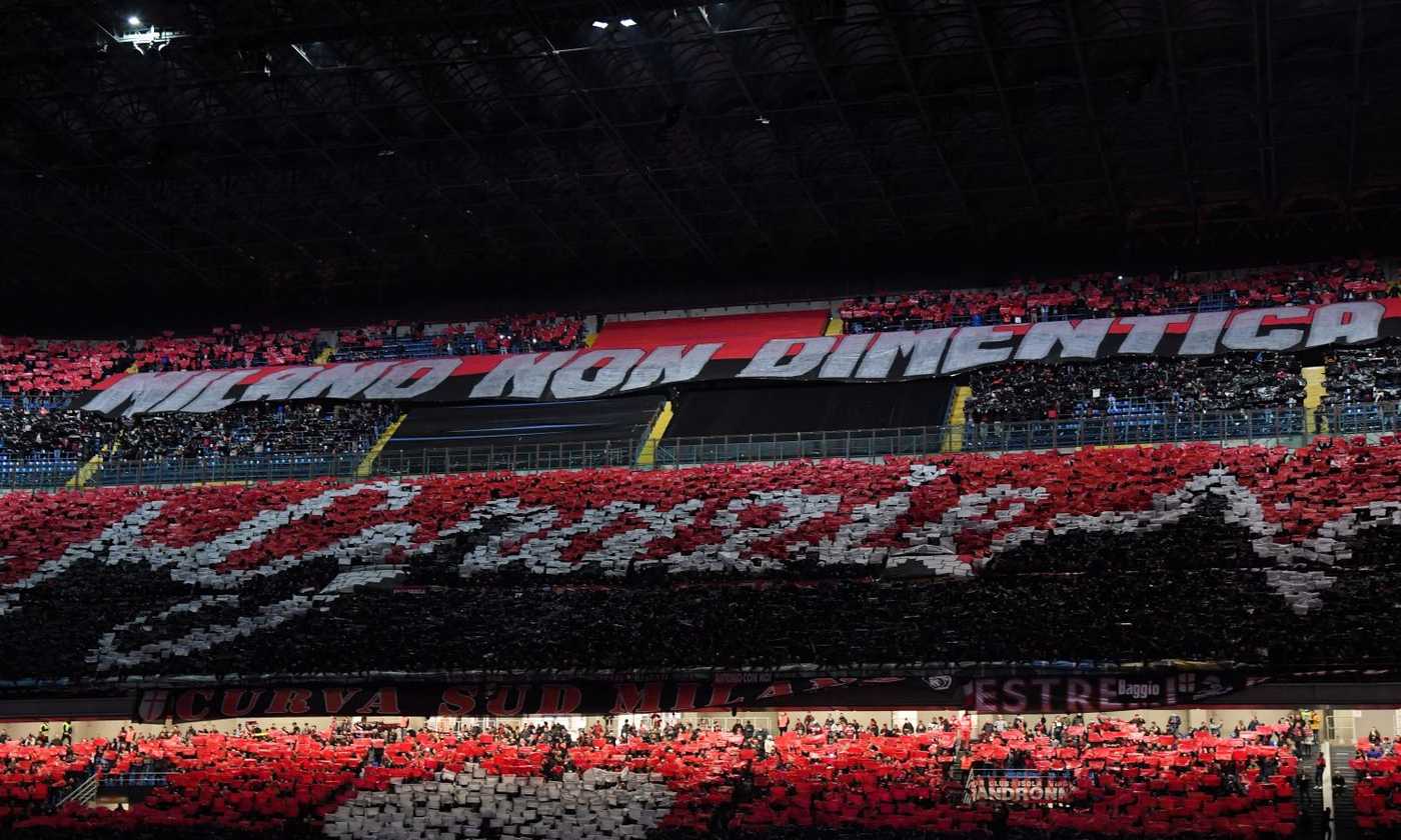 UN AC Milan Ultra utilizza un megafono per incoraggiare i fan a