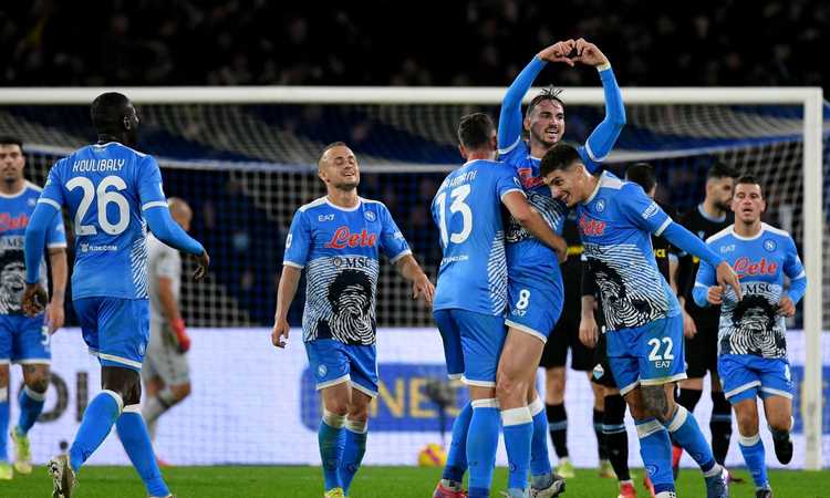 Il Napoli dilaga con la Salernitana e 'aspetta' Milan-Juve 