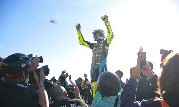 Valentino Rossi saluta la MotoGP: interista di ferro, un passato ‘con la Juve’ e gli sfottò ai bianconeri