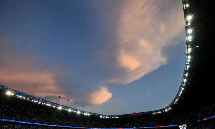 Juve, versi della scimmia e saluti nazisti dei tifosi a Parigi: la UEFA apre un'indagine