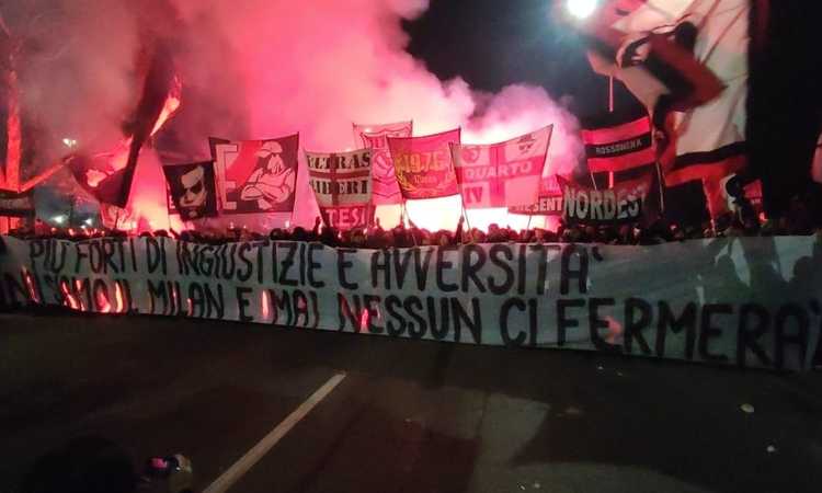 Milan-Juve, pre partita infuocato: cori e striscioni dagli ultras rossoneri. Squadre arrivate a San Siro