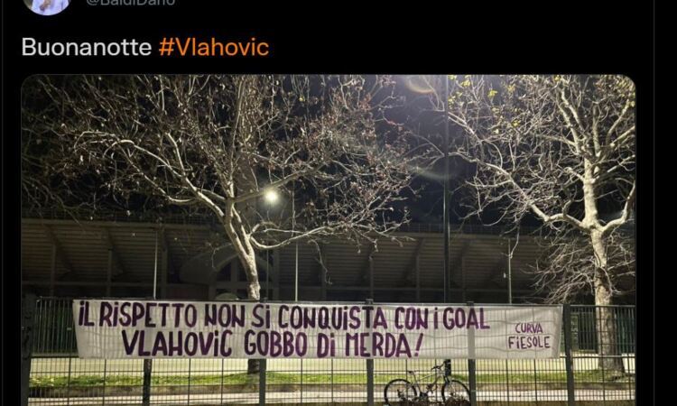 Vlahovic, lo striscione d'addio dei tifosi: 'I gol non comprano il rispetto, gobbo di m...!'