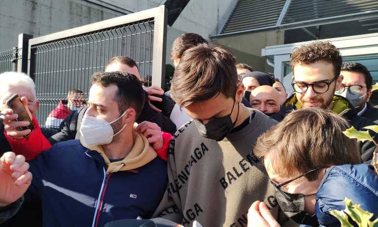 Dybala, l'abbraccio dei tifosi fuori al JMedical: 'Paulo, rinnova!' VIDEO