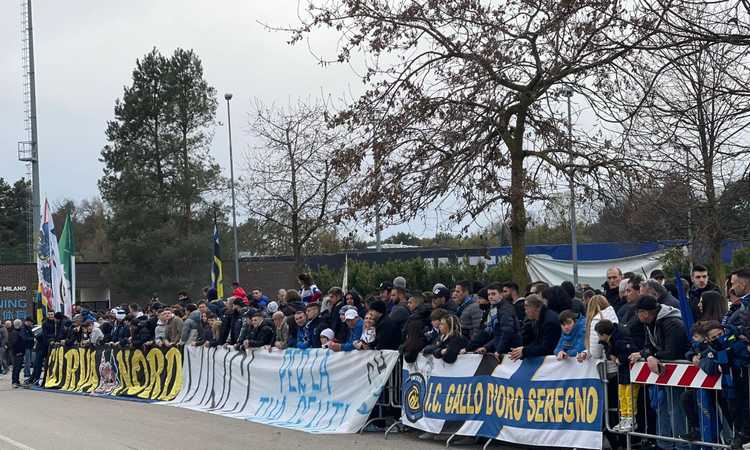 Inter, 500 tifosi ad Appiano per caricare la squadra: cori contro Juve e Agnelli