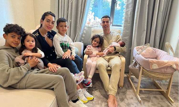 Georgina torna a casa, Cristiano Ronaldo: 'Grati per la vita che abbiamo accolto' FOTO