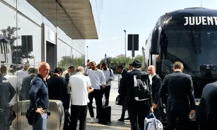 Finale Coppa Italia, la Juve in partenza per Roma: FOTO e VIDEO