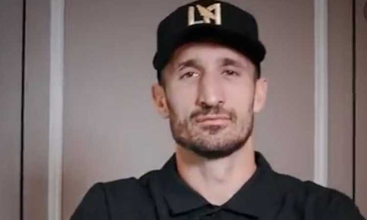 Chiellini, la presentazione al Los Angeles scatena l'ironia dei tifosi: 'Un rider', 'Il metronotte'