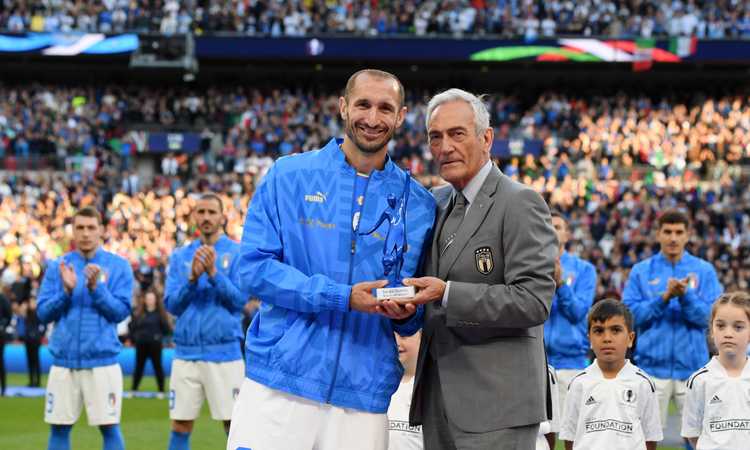 Un sorriso che non si trattiene, la premiazione e l'omaggio: è l’ultima di Chiellini in Nazionale