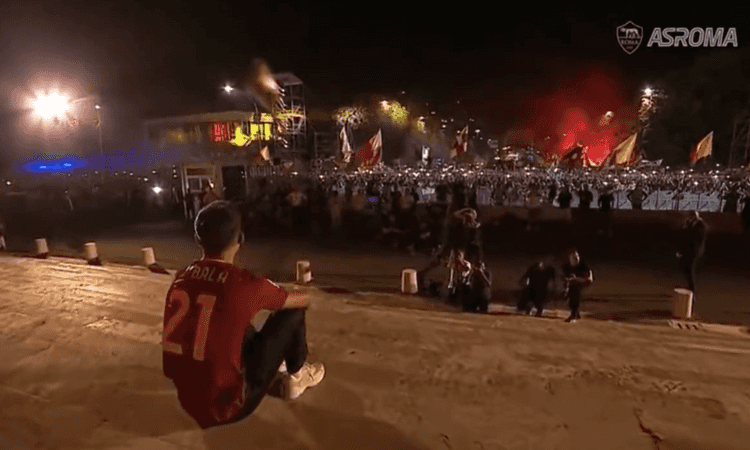 Dybala, accoglienza da re a Roma davanti a 10.000 tifosi: 'Siete incredibili' VIDEO