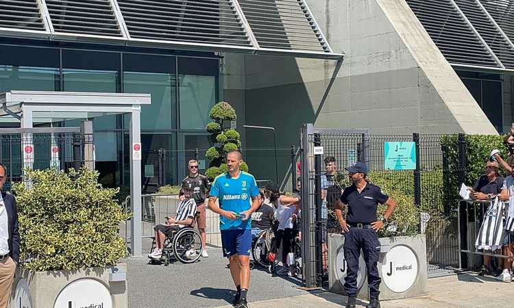 Juve, ultimo giro di visite mediche: ovazione Chiesa! Arriva Bonucci, un tifoso: 'Non te lo meritavi' FOTO e VIDEO