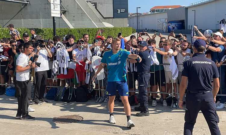 De Ligt arriva al JMedical insieme a Pogba, i tifosi: 'resta alla Juve', la sua risposta VIDEO