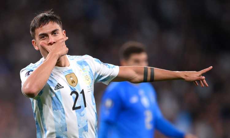 Dybala ha detto sì alla Roma, la Joya serve l'ultimo assist alla Juve e fa sorridere i tifosi: ‘Almeno non è l’Inter’