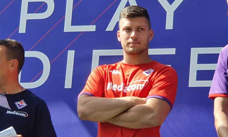 Fiorentina, Jovic lancia la sfida a Vlahovic: 'Cercherò di fare come lui. Su CR7...'