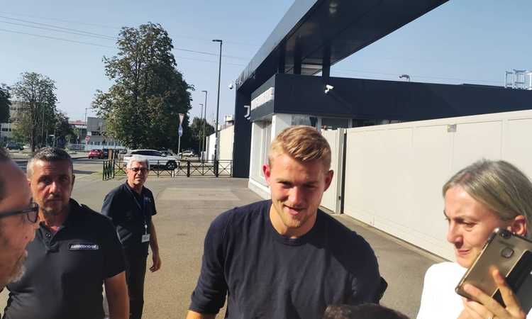 Gli ultimi momenti di De Ligt alla Juve: foto e autografi con i tifosi VIDEO