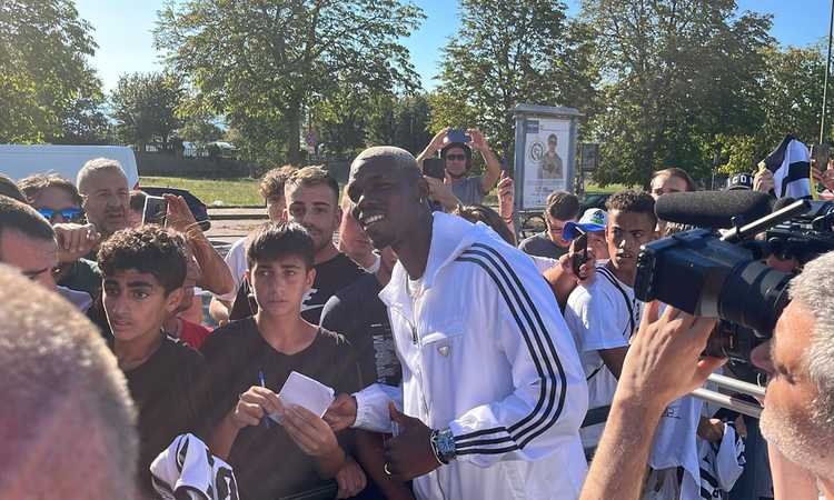 Pogba e Di Maria, che sorrisi! Le FOTO della firma con la Juve